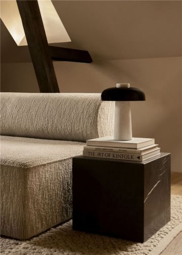 Audo Copenhagen Reverse Tischlampe H: 30 cm - Schwarz/Travertin