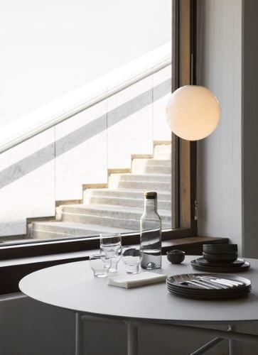 Audo Copenhagen TR Bulb Pendel Ø: 20 cm - Glänzender Opal/Schwarz