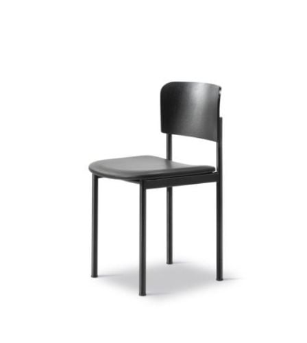 Fredericia Furniture 3413 Plan Seat gepolsterter Stuhl SH: 45 cm – schwarz lackierte Eiche mit schwarzem Omni 301-Leder/pulverlackiertem Stahl