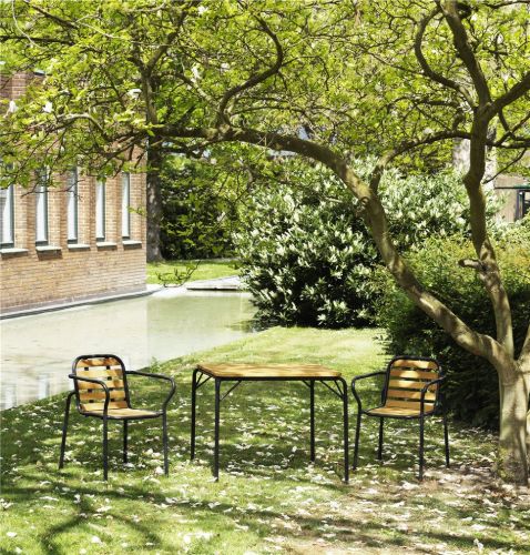 Normann Copenhagen Outdoor Vig Robinie Sessel SH: 46 cm – Schwarz/Geöltes Holz