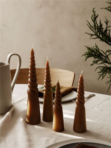 Ferm Living Twisted Candles 4er-Set H: 25 cm - Amber OUTLET