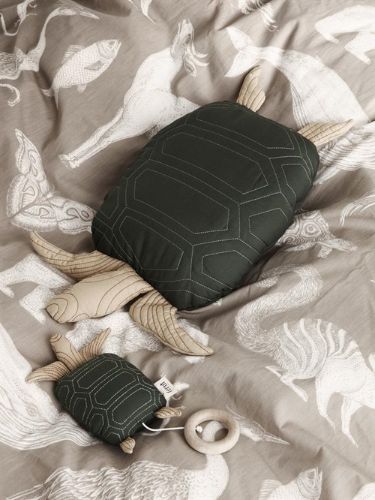 Ferm Living Turtle Quilted Music Mobile H: 13,5 cm - Deep Forest OUTLET