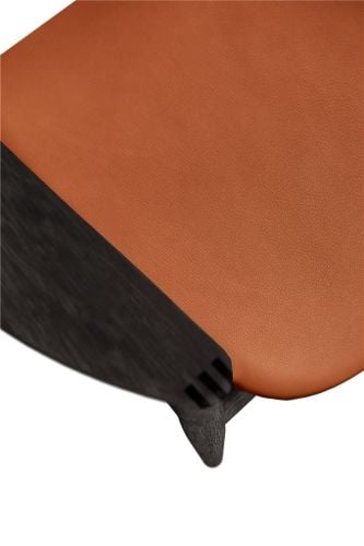 Bent Hansen Asger Lounge Chair M. Polsterung H: 77,5 cm – Schwarz gebeizte Eiche/Zenso2 223 Cognac-Leder