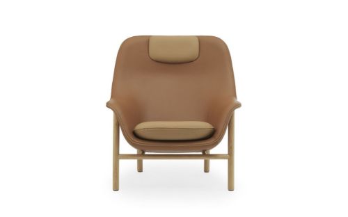Normann Copenhagen Drape Lounge Chair High mit Kopfstütze Eiche H: 103 cm – Ultra Leather Brandy/Ultra Leather Brandy