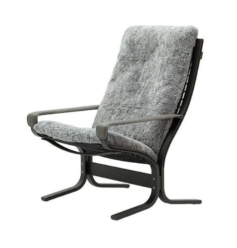 LK Hjelle Siesta Ovis Lænestol Høj Med Armlæn - Black/Sheepskin Scandinavian Grey