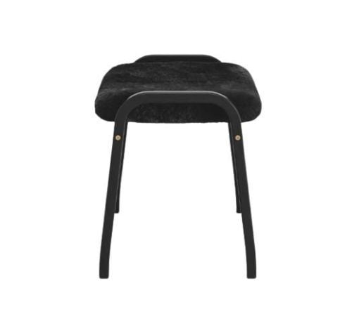 Swedese Lamino Fußhocker H: 48 cm – Esche schwarz gebeizt/Schwarzes Schaffell