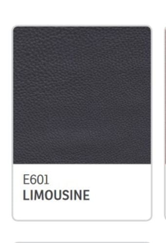IMG Comfort Space 5300 Sessel mit Hocker – schwarz pulverbeschichtete Beine.