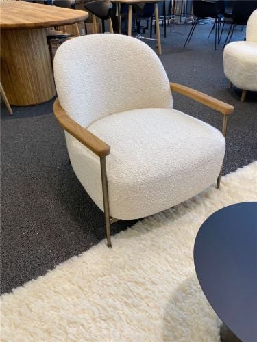 GUBI Sejour Lounge Chair Vollgepolstert W Armlehne SH: 35 cm – Eiche geölt / Dedar 001