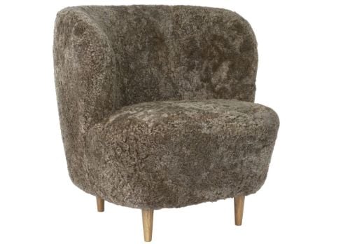 GUBI Stay Lounge Chair Fully Upholstered SH: 40 cm - Sahara/Oak