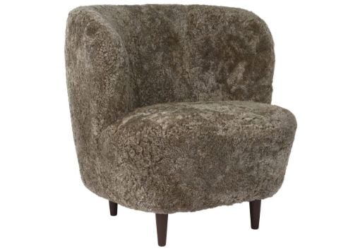 GUBI Stay Lounge Chair Fully Upholstered SH: 40 cm - Sahara/Smoked Oak