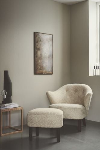 Audo Copenhagen Ingeborg Fußhocker H: 38 cm – Schaffell Mondlicht/Eiche