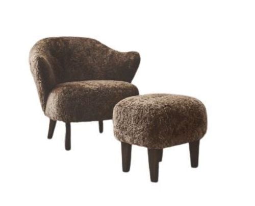Audo Copenhagen Ingeborg Loungestol m. Fodskammel SH: 40 cm - Sheepskin Sahara/Dark Stained Oak KAMPAGNETILBUD