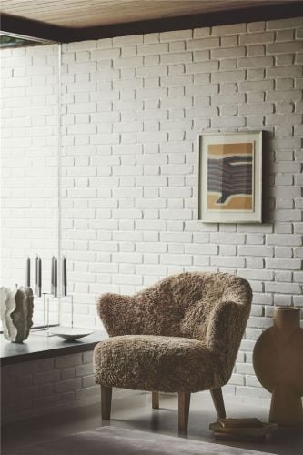Audo Copenhagen Ingeborg Loungesessel mit Fußhocker SH: 40 cm – Schaffell Sahara/Räuchereiche