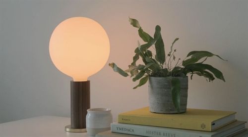 Tala Knuckle Tischlampe mit Sphere IV Glühbirne EU H: 28 cm – Walnuss/Messing OUTLET